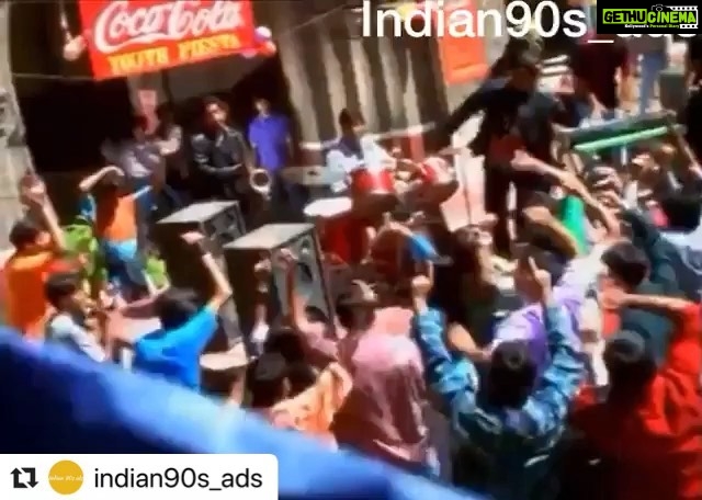 Aftab Shivdasani Instagram - The commercial that changed my life. Forever. I got my first film ‘Mast’ after @rgvzoomin saw this commercial and casted me for it. Thank you Ayesha Sahani Ma’am for this. Thank you @indian90s_ads for this post. #1998 #cokead #cocacola #grateful #nostalgia 🙏🏼💫