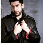 Aftab Shivdasani Instagram - Eye contact : How souls catch on fire. ✍🏻💫🔥🪐 . . . 📸 - @avigowariker Styling - @nin_dusanj M.U. - Arvind Uttekar Hair - @jehangir_kamal