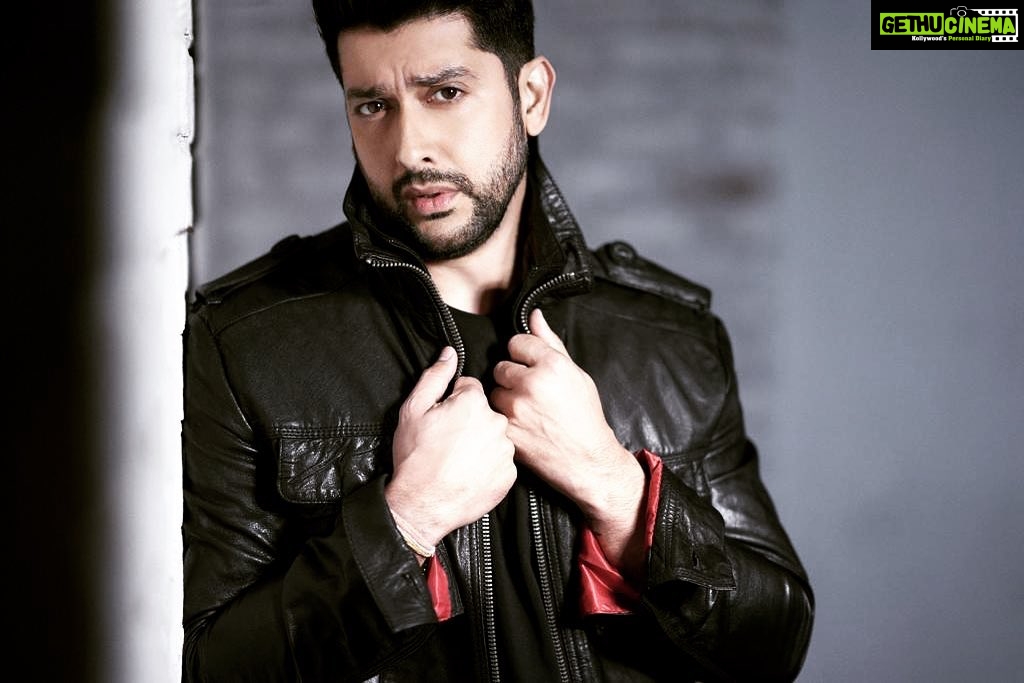 Aftab Shivdasani Instagram - Eye contact : How souls catch on fire. ✍🏻💫🔥🪐 . . . 📸 - @avigowariker Styling - @nin_dusanj M.U. - Arvind Uttekar Hair - @jehangir_kamal