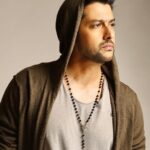 Aftab Shivdasani Instagram – ‘His soul was too deep to explore by those who always swam in the shallow end…’
– Anonymous. 🧜🏻‍♂️💫🤎
.
.
.
.
.
.
.
📸 – @jitusavlani 
Styling – @nin_dusanj 
MU – Arvind Uttekar 
Hair – @jehangir_kamal