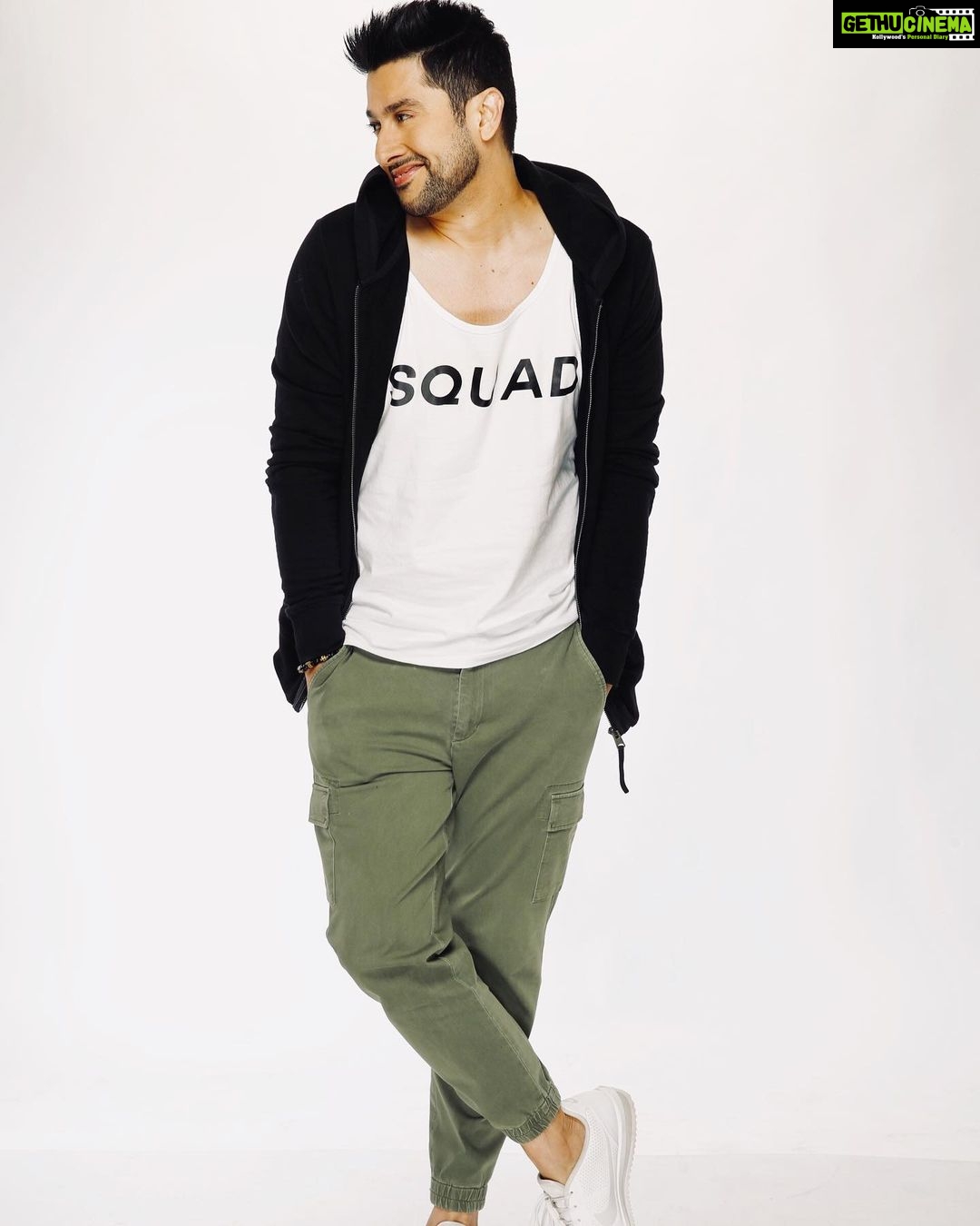 Aftab Shivdasani Instagram - ‘A grateful heart is a magnet for miracles.’ #happy #positivevibes #everydayisasunday #stayhome #staysafe 😄🤍🧿✨ . . . . . . . 📸 - @jitusavlani Styling - @nin_dusanj MU - Arvind Uttekar Hair - @jehangir_kamal