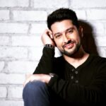 Aftab Shivdasani Instagram - ‘It doesn’t matter who hurt you, or broke you down. What matters is who made you smile again.’ 👑😊💫 . 📸 - @avigowariker Styling - @nin_dusanj Hair - @jehangir_kamal Make up - Arvind Uttekar