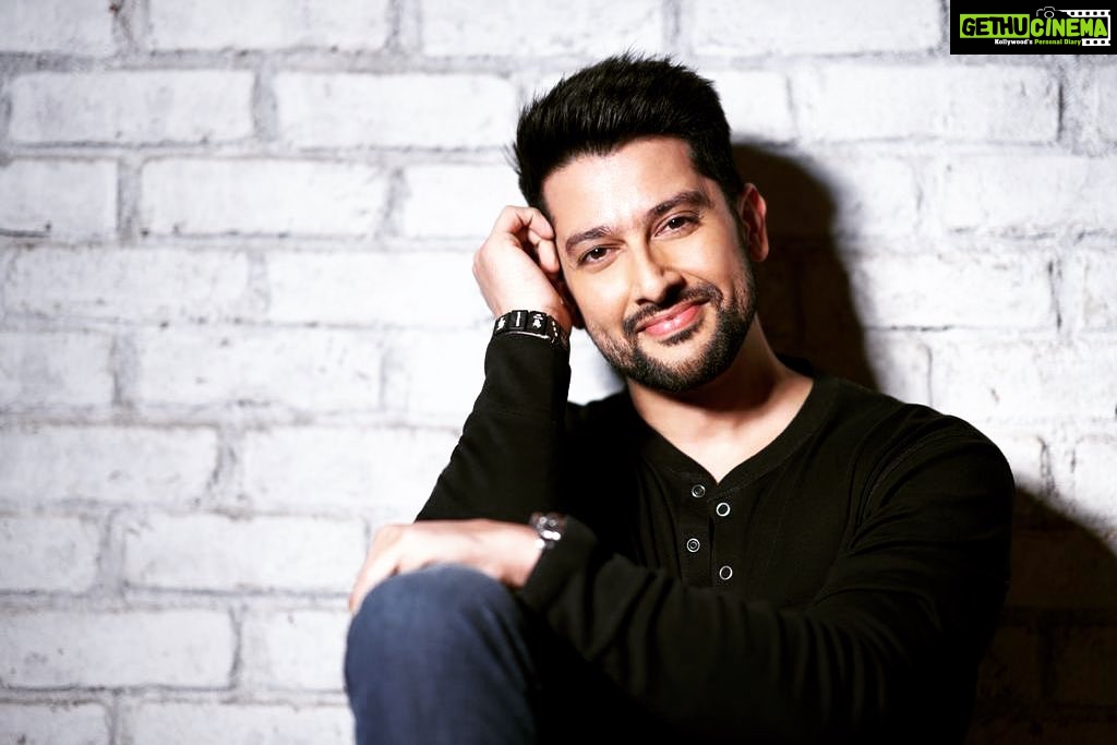 Aftab Shivdasani Instagram - โIt doesnโt matter who hurt you, or broke you down. What matters is who made you smile again.โ ๐๐๐ซ . ๐ธ - @avigowariker Styling - @nin_dusanj Hair - @jehangir_kamal Make up - Arvind Uttekar