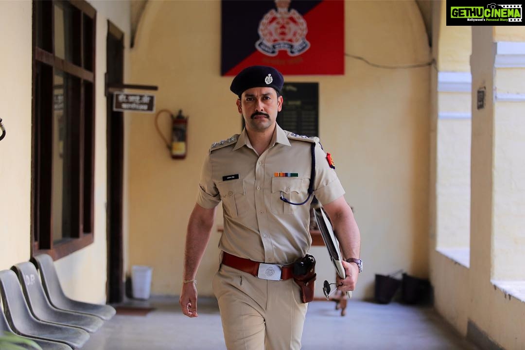 Aftab Shivdasani Instagram - ‘Being alone has a power that very few people can handle..’ 🎖🎖🎖 - Aditya Singh #setters #filmstills Film releasing - 3/5/19. Trailer in bio. 🙏🏼🎖