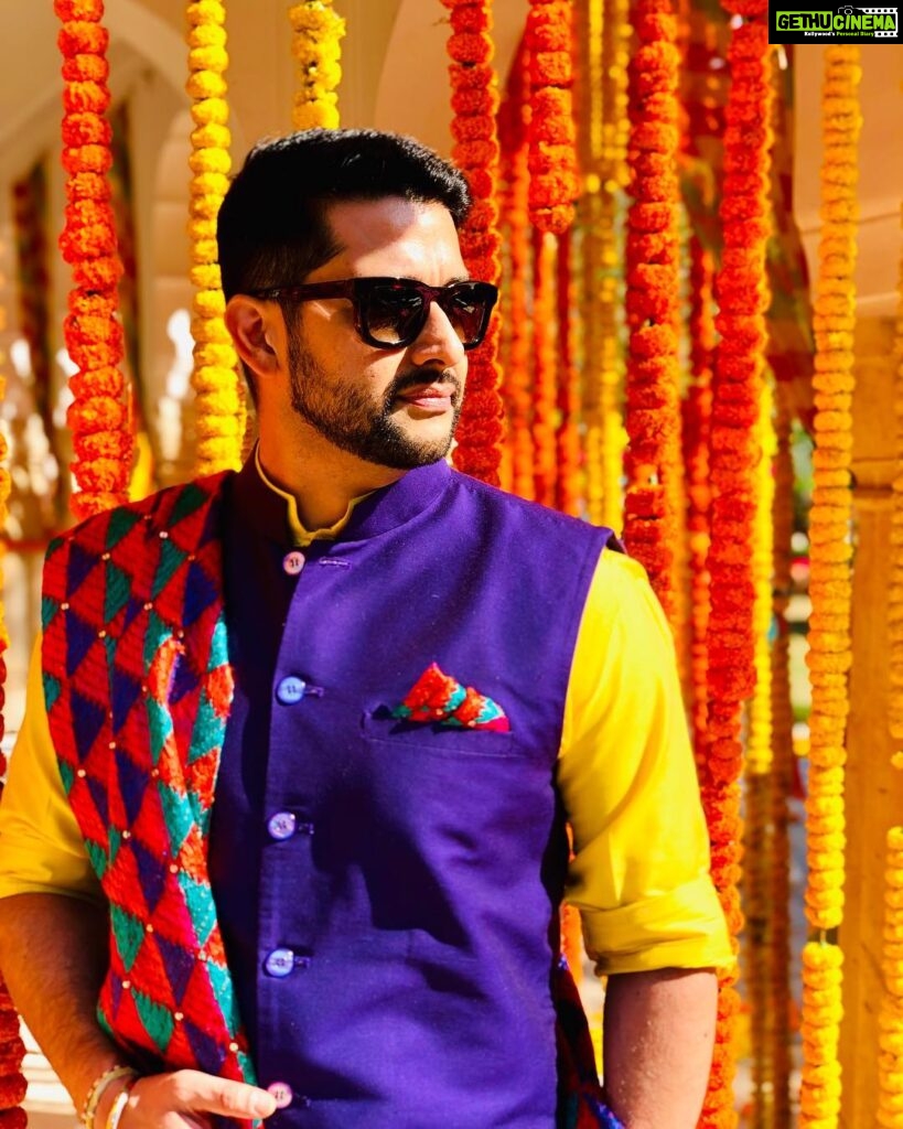 Aftab Shivdasani Instagram - ‘Live life in warm yellows...’ 🌞💫😎 Designer - @nin_dusanj 🧵🤘🏼 Jaipur, Rajasthan