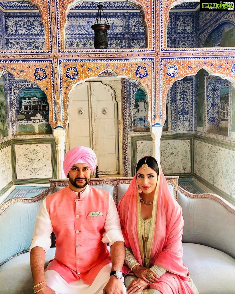 Aftab Shivdasani Instagram - ‘Any home can be a castle when the king and queen are in love.’ 🤴🏻❤️👸🏻 #familywedding Jaipur, Rajasthan