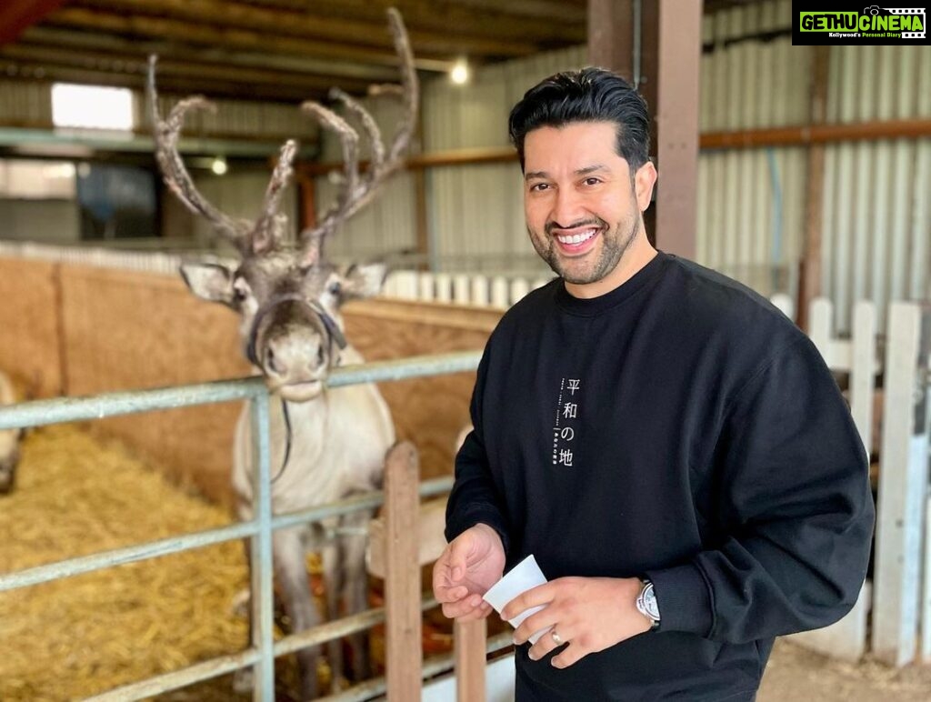 Aftab Shivdasani Instagram - ‘I think as you grow older your Christmas list gets shorter, because the things you want can’t be bought with money.’ - Anonymous. ✍🏻💫 #hellodecember ❄ United Kingdom