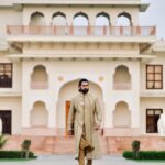 Aftab Shivdasani Instagram – ‘The worst battle I ever fought was between what I knew and what I felt.’
– Unknown. ✨✍🏻

#taveez #bts #musicvideo Jaipur, Rajasthan