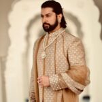 Aftab Shivdasani Instagram – ‘Between what is said and not meant and what is meant and not said most of love is lost.’
– Kahlil Gibran. ❤️‍🔥🗡

#taveez #bts #musicvideo 
@amit_majithia @bcc__music @itsafsanakhan @khushpal.trumakers @dilsher.trumakers @ayeshaakhan_official @heershaliniofficial @itskrajofficial @_jimmyzdesigner_ @goldboypro @youngveer @occasionz360_artist @manishkhari77 Jaipur, Rajasthan