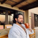 Aftab Shivdasani Instagram – ‘Sunsets are just little glimpses of the golden streets of heaven.’ 
– Unknown. 🌅✨🏜🌵

Thank you @anantaraqasralsarab for the warm welcome and  outstanding hospitality. We look forward to visiting again. Love and best wishes always. 
❤️🏜
#grateful 🙏🏼 Qasr Al Sarab Desert Resort by Anantara