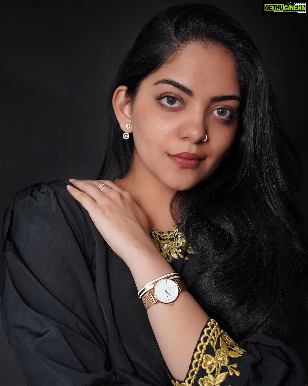 Ahana Kumar Instagram - Minimal Effort , Maximum Impact ✨ @danielwellington ‘s Black Friday sale is here with up to 50% off on products and an additional 15% off with my code ‘DWXAHAANA’ 🤍 #ad #dwindia #danielwellington