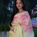 Ahana Kumar Instagram - Fill the comment box with some 🌸 , maybe? #SundayMorningActivityForYouAll 😌 the more Happy you are , the more Flowers you may send 🌸😌 Hand-Painted Saree by @the_ame_stories 🌸 Images shot by @sindhu_krishna__ ✨ So here’s how the game works : If you’re happy , send me a 🌸 If you’re very happy , send me a 🌸🌸 If you’re very very very very happy , send me a 🌸🌸🌸🌸🌸🌸🌸🌸 If you’re feeling meh , don’t worry .. I hope you’ll be fine soon. And when you’re feeling better , come back and send me a 🌸☺️ Ok Byeeee ✨