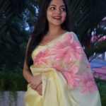 Ahana Kumar Instagram - Fill the comment box with some 🌸 , maybe? #SundayMorningActivityForYouAll 😌 the more Happy you are , the more Flowers you may send 🌸😌 Hand-Painted Saree by @the_ame_stories 🌸 Images shot by @sindhu_krishna__ ✨ So here’s how the game works : If you’re happy , send me a 🌸 If you’re very happy , send me a 🌸🌸 If you’re very very very very happy , send me a 🌸🌸🌸🌸🌸🌸🌸🌸 If you’re feeling meh , don’t worry .. I hope you’ll be fine soon. And when you’re feeling better , come back and send me a 🌸☺️ Ok Byeeee ✨