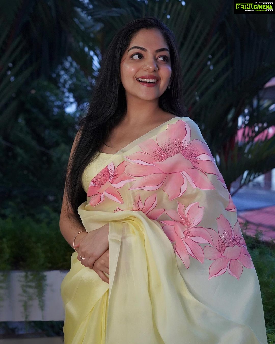 Ahana Kumar Instagram - Fill the comment box with some 🌸 , maybe? #SundayMorningActivityForYouAll 😌 the more Happy you are , the more Flowers you may send 🌸😌 Hand-Painted Saree by @the_ame_stories 🌸 Images shot by @sindhu_krishna__ ✨ So here’s how the game works : If you’re happy , send me a 🌸 If you’re very happy , send me a 🌸🌸 If you’re very very very very happy , send me a 🌸🌸🌸🌸🌸🌸🌸🌸 If you’re feeling meh , don’t worry .. I hope you’ll be fine soon. And when you’re feeling better , come back and send me a 🌸☺️ Ok Byeeee ✨
