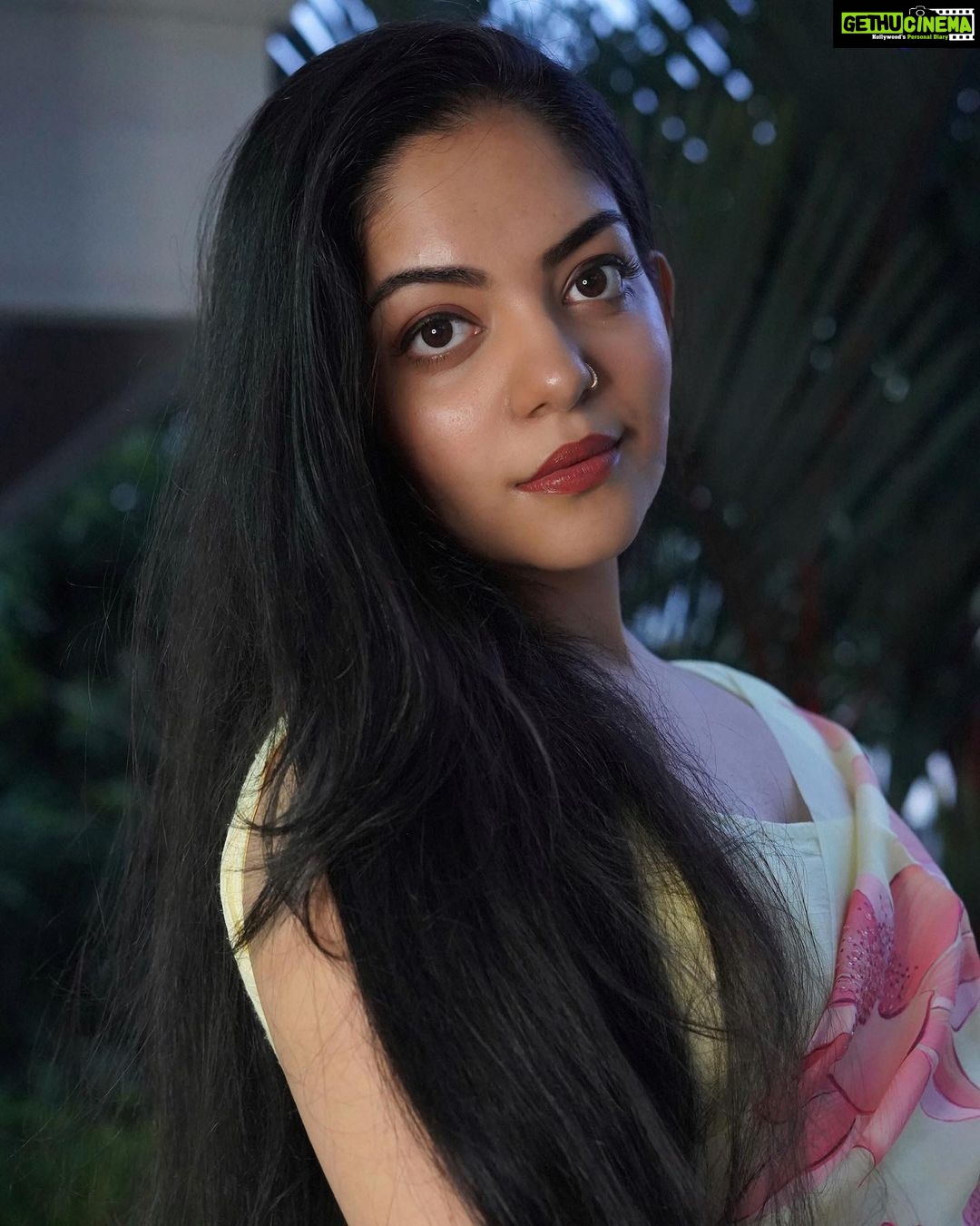 Ahana Kumar Instagram - Fill the comment box with some 🌸 , maybe? #SundayMorningActivityForYouAll 😌 the more Happy you are , the more Flowers you may send 🌸😌 Hand-Painted Saree by @the_ame_stories 🌸 Images shot by @sindhu_krishna__ ✨ So here’s how the game works : If you’re happy , send me a 🌸 If you’re very happy , send me a 🌸🌸 If you’re very very very very happy , send me a 🌸🌸🌸🌸🌸🌸🌸🌸 If you’re feeling meh , don’t worry .. I hope you’ll be fine soon. And when you’re feeling better , come back and send me a 🌸☺️ Ok Byeeee ✨