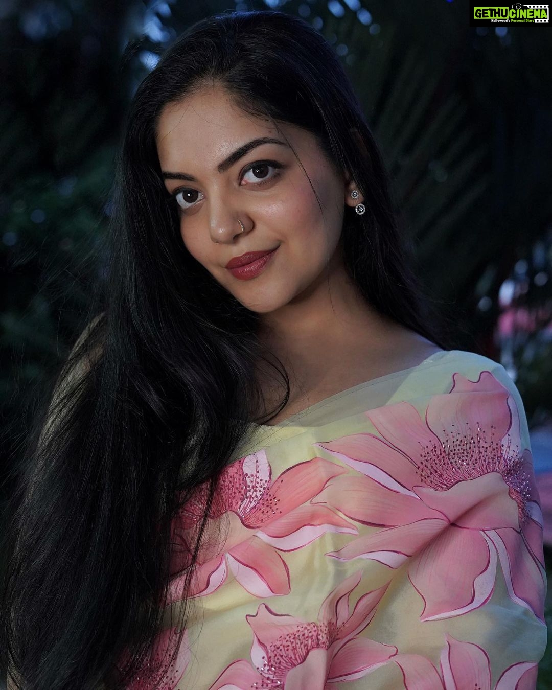 Ahana Kumar Instagram - Fill the comment box with some 🌸 , maybe? #SundayMorningActivityForYouAll 😌 the more Happy you are , the more Flowers you may send 🌸😌 Hand-Painted Saree by @the_ame_stories 🌸 Images shot by @sindhu_krishna__ ✨ So here’s how the game works : If you’re happy , send me a 🌸 If you’re very happy , send me a 🌸🌸 If you’re very very very very happy , send me a 🌸🌸🌸🌸🌸🌸🌸🌸 If you’re feeling meh , don’t worry .. I hope you’ll be fine soon. And when you’re feeling better , come back and send me a 🌸☺️ Ok Byeeee ✨