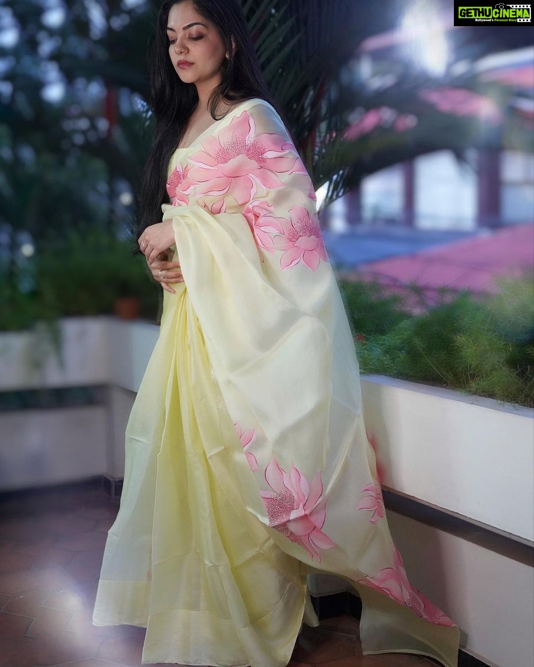 Ahana Kumar Instagram - Fill the comment box with some 🌸 , maybe? #SundayMorningActivityForYouAll 😌 the more Happy you are , the more Flowers you may send 🌸😌 Hand-Painted Saree by @the_ame_stories 🌸 Images shot by @sindhu_krishna__ ✨ So here’s how the game works : If you’re happy , send me a 🌸 If you’re very happy , send me a 🌸🌸 If you’re very very very very happy , send me a 🌸🌸🌸🌸🌸🌸🌸🌸 If you’re feeling meh , don’t worry .. I hope you’ll be fine soon. And when you’re feeling better , come back and send me a 🌸☺️ Ok Byeeee ✨