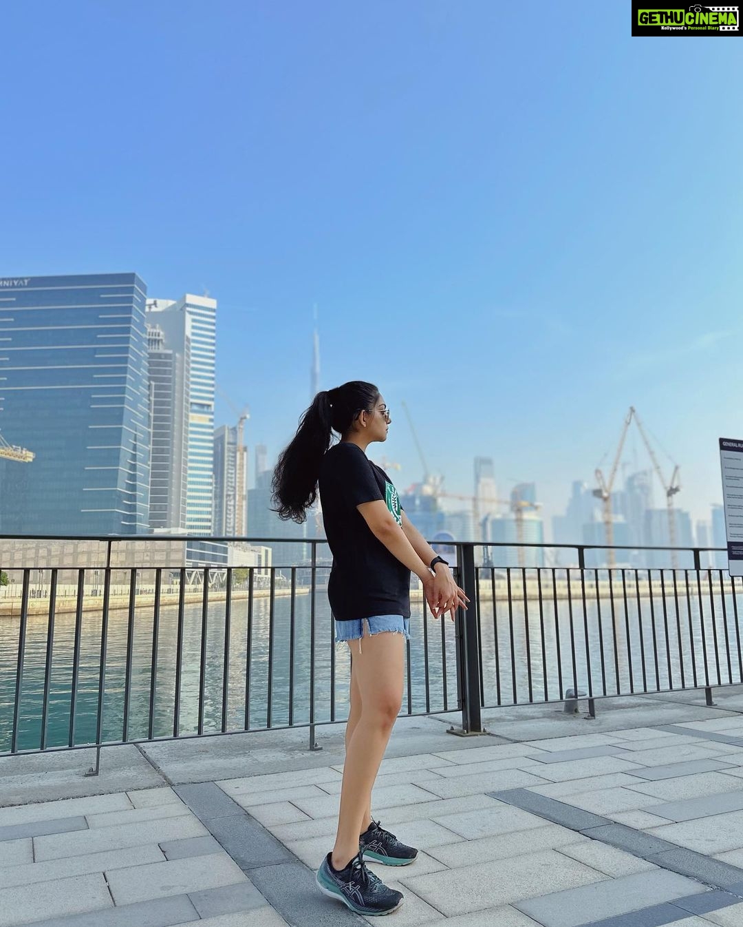 Ahana Kumar Instagram - Para , Evideya? 😋 Drop a comment if you’ve asked or get asked this question way too often 😜 @mydesignationofficial casually added one more cool T-Shirt to their already long list of kickass Tees. Love this one 😻 Dubai