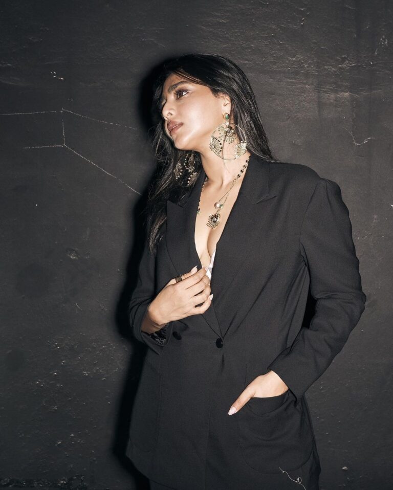 Aishwarya Lekshmi Instagram - Looking at you’ Photographed by @shaheenthaha_official Styling @styledbysmiji Wearing @osmanabdulrazak Jewellery @tribebyamrapali Makeup @dhanyaraghavan