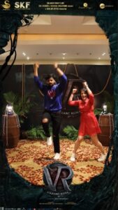 Ajaneesh Loknath Instagram - The cutest Hook step on the internet. #chikkibombe Hook step challenge

#VRin3D #VikrantRonaInCinemas #chikkibombeHookste

@kichchasudeepa @anupsbhandari @jack_manjunath_  @nirupbhandari @jacquelinef143 @neethaashok01 @b_ajaneesh @singerkarthik @vijayprakash @harshikadevanath @Ramjowrites @palanibharathi @santhosh.varma.5 @tippusinger @bhadraofficial #nishkabhandri #AlankarPandian  @williamdaviddop @alankar.pandian  @dqsalmaan @dqswayfarerfilms @shalinisanal_shaliniartss @shivakumarart @alwaysjani @shaliniartss @fifstudios @voxcomindia @rays3d @kichcha_creatiions_official @4seasonscreationsas @mysorestudiohouse @SKFilmsOfficial @laharimusic @tseries.official  @zeestudiosofficial @zeekannada @pvrpictures @Onetwenty8media @kaanistudio @the_biglittle @bobby_c_r #Abbsstudios