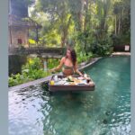 Akshara Gowda Instagram - Well ! Went with a bikini body came back with some nice belly 💕🤣🤣🤣 holidayed right ?? #aksharagowda #stylishtamilachi #aksharagowdabikki #stylishtamizhachi #bali #snorkeling #water #ocean #sunset #rockbarbali #rockbar #theroyalpitamaha #weekend #weekendvibes #theedgebali #bikini The Royal Pita Maha Resort & Spa, Ubud