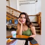 Akshara Gowda Instagram - Always up for coffee and conversation ☕️ #nomakeup #coffeelover #skincare #aksharagowda #stylishtamilachi #aksharagowdabikki #stylishtamizhachi #dancing