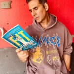 Akshay Kumar Instagram - If I could have only one blessing in life, it would be ‘fit at any age’. Former Air Marshal PV Iyer’s book is titled just that. What an inspiration at 92 years of age, Sir! Hope to learn so much from your book.