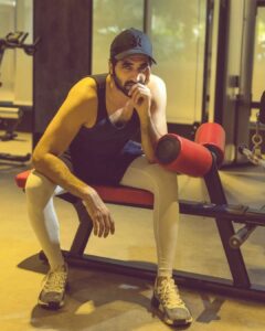 Akshay Oberoi Instagram - Burning some calories to make place for 🍕 & 🍟

#Friday #FitnessFriday #FriYay #Workout