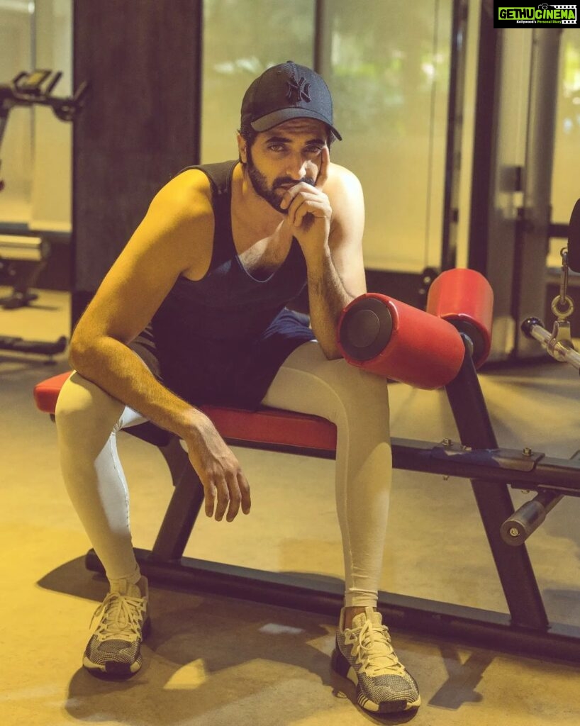 Akshay Oberoi Instagram - Burning some calories to make place for 🍕 & 🍟 #Friday #FitnessFriday #FriYay #Workout