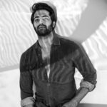 Akshay Oberoi Instagram – Vibin’ with the monsoon skies 🤍

📸: @appurvashah

#Sunday #SundayVibes #Monsoon #BlackAndWhite