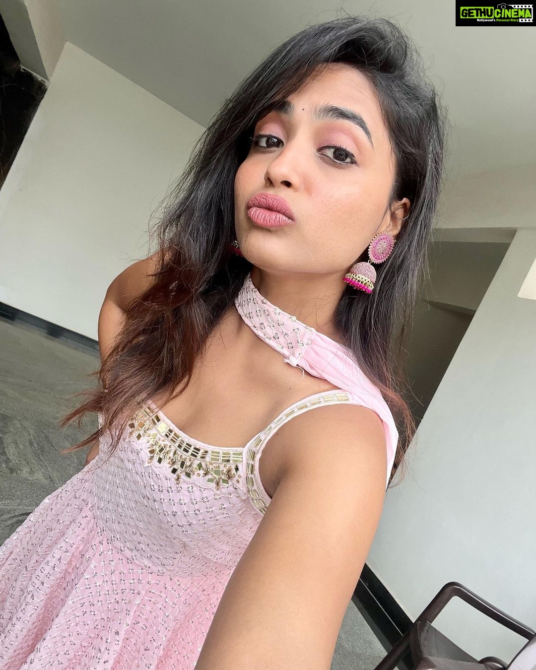 Alekhya Harika Instagram - Pinch me pink 💕🤗