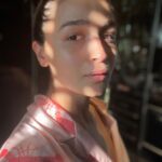 Alia Bhatt Instagram - sunday mornings are for finding some great light & aimlessly conducting a photoshoot in my bathroom 🫠💁‍♀️ happy sunday ☀️☀️☀️☀️☀️☀️