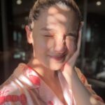 Alia Bhatt Instagram - sunday mornings are for finding some great light & aimlessly conducting a photoshoot in my bathroom 🫠💁‍♀️ happy sunday ☀️☀️☀️☀️☀️☀️