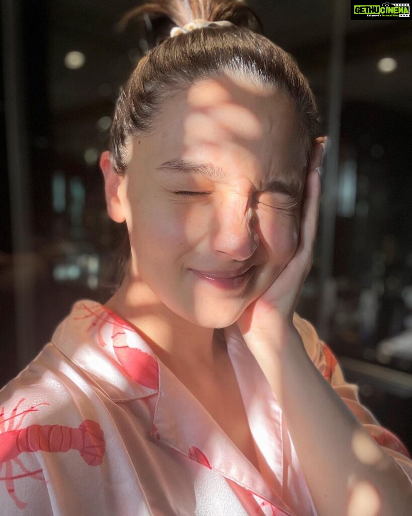 Alia Bhatt Instagram - sunday mornings are for finding some great light & aimlessly conducting a photoshoot in my bathroom 🫠💁‍♀️ happy sunday ☀️☀️☀️☀️☀️☀️