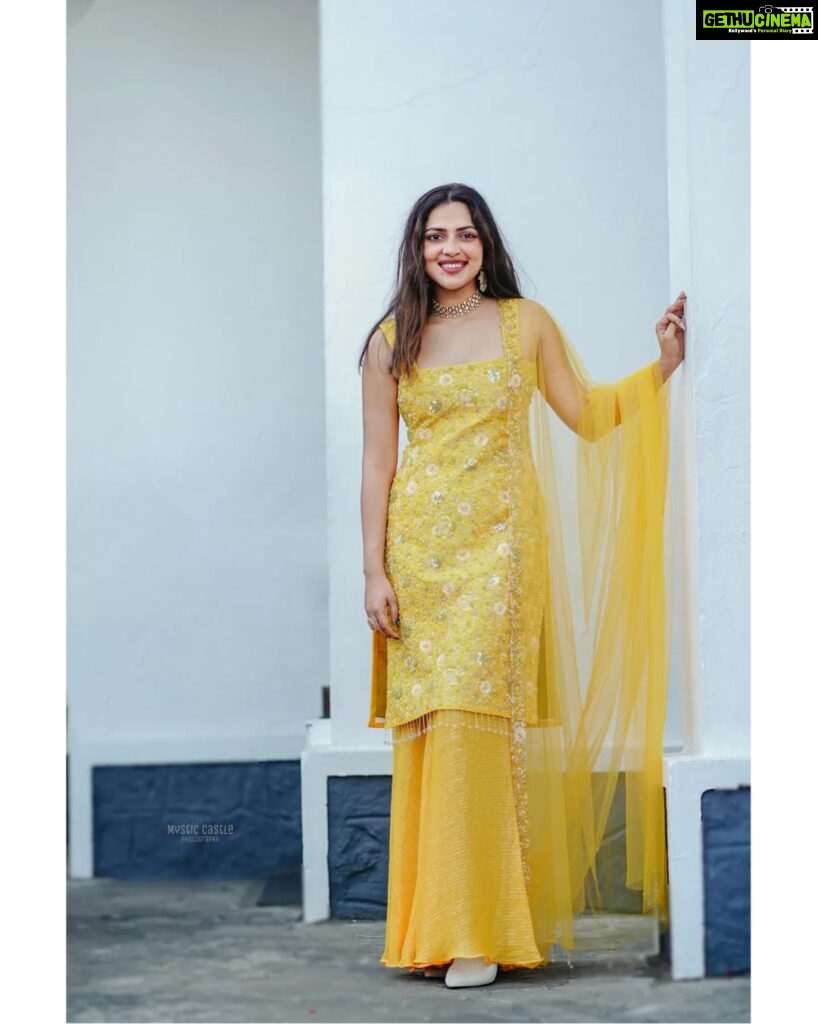 Amala Paul Instagram - Carrying a bit of sunshine with me. 🌞🌻 #ootd #athome #sunshine #yellow # indianootd #ethnic #amalapaul