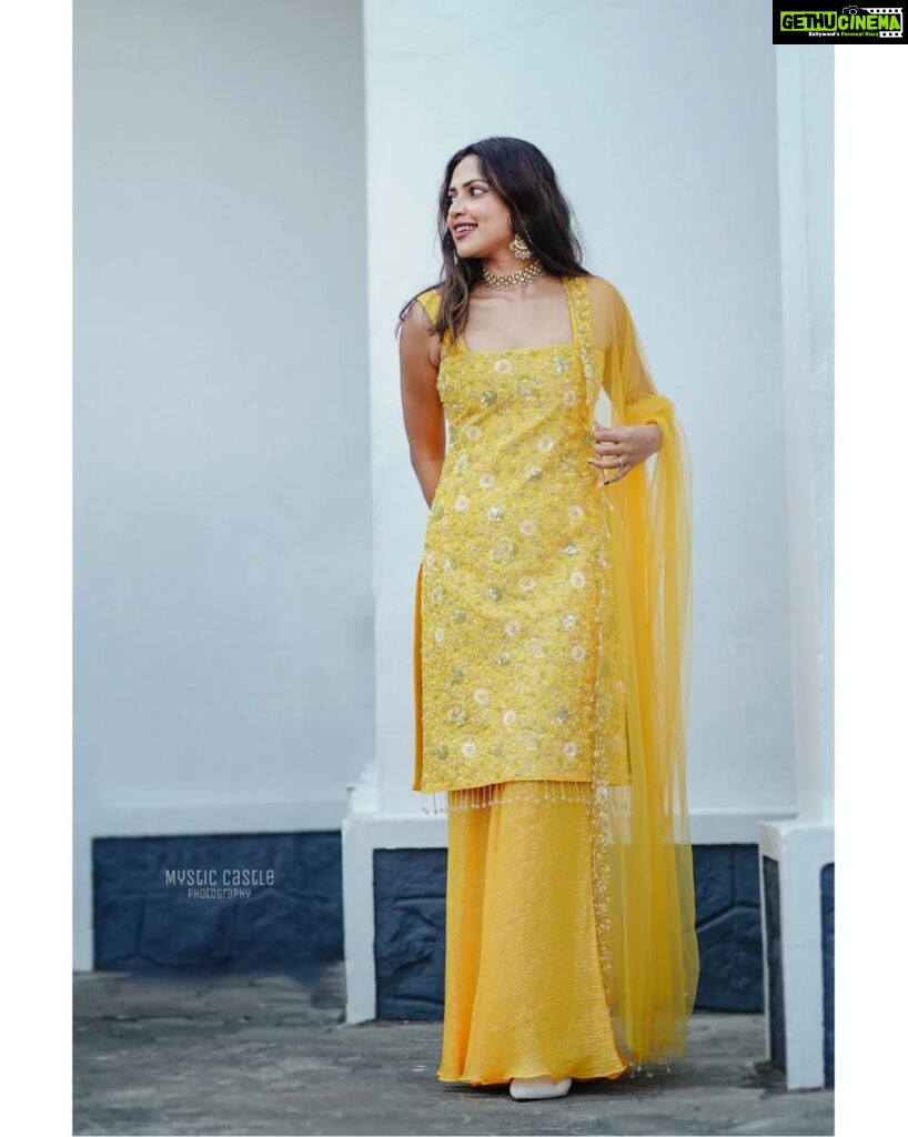 Amala Paul Instagram - Carrying a bit of sunshine with me. 🌞🌻 #ootd #athome #sunshine #yellow # indianootd #ethnic #amalapaul
