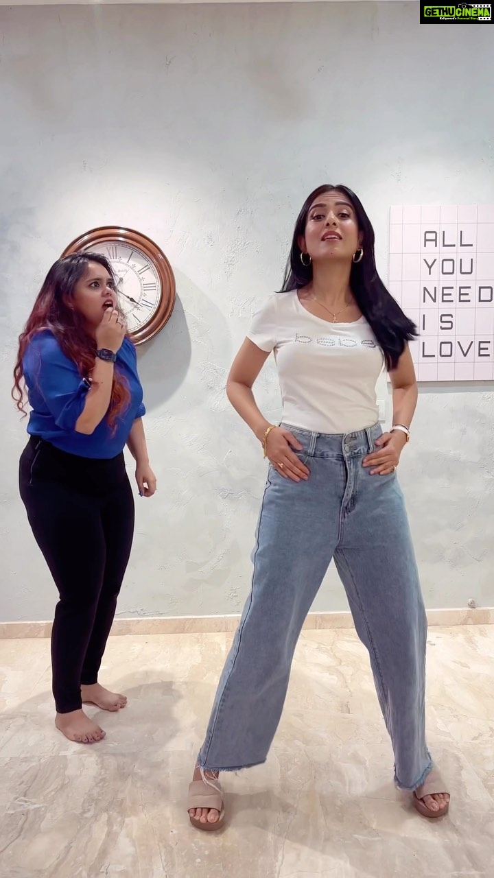 Amrita Rao Instagram - Recreating #ChaleJaiseHawaaein with @amrita_rao_insta â¤ď¸ @farahkhankunder we love you đđź ⌠#AmritaRao #rjurmin #mainhoonna #dance #dancereels #video #instagram #reels #instareels #bollywood #srk #farahkhan #reelitfeelit #reelkarofeelkaro