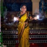 Amrutha Nair Instagram - ഈ ദീപാവലിക്ക് വീടുകളിൽ മാത്രമല്ല നമ്മുടെ മനസുകളിലും ദീപങ്ങൾ തെളിയട്ടെ! ഏവർക്കും ദീപാവലി ആശംസകൾ✨ 📸 @vipinjkumar @colorpadam_photography MUA @blushingtone_by_veenavineeth Saree @aathvyavastra Blouse @vybhadesignerstudio