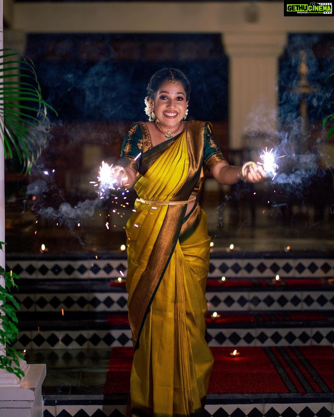 Amrutha Nair Instagram - ഈ ദീപാവലിക്ക് വീടുകളിൽ മാത്രമല്ല നമ്മുടെ മനസുകളിലും ദീപങ്ങൾ തെളിയട്ടെ! ഏവർക്കും ദീപാവലി ആശംസകൾ✨ 📸 @vipinjkumar @colorpadam_photography MUA @blushingtone_by_veenavineeth Saree @aathvyavastra Blouse @vybhadesignerstudio