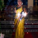 Amrutha Nair Instagram - ഈ ദീപാവലിക്ക് വീടുകളിൽ മാത്രമല്ല നമ്മുടെ മനസുകളിലും ദീപങ്ങൾ തെളിയട്ടെ! ഏവർക്കും ദീപാവലി ആശംസകൾ✨ 📸 @vipinjkumar @colorpadam_photography MUA @blushingtone_by_veenavineeth Saree @aathvyavastra Blouse @vybhadesignerstudio