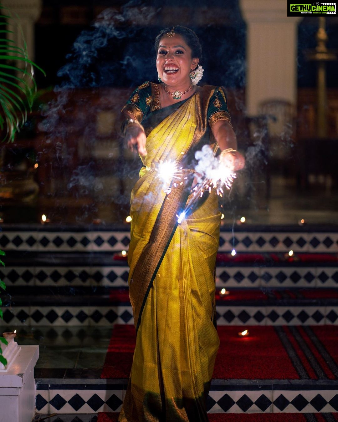 Amrutha Nair Instagram - ഈ ദീപാവലിക്ക് വീടുകളിൽ മാത്രമല്ല നമ്മുടെ മനസുകളിലും ദീപങ്ങൾ തെളിയട്ടെ! ഏവർക്കും ദീപാവലി ആശംസകൾ✨ 📸 @vipinjkumar @colorpadam_photography MUA @blushingtone_by_veenavineeth Saree @aathvyavastra Blouse @vybhadesignerstudio