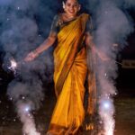 Amrutha Nair Instagram - ഈ ദീപാവലിക്ക് വീടുകളിൽ മാത്രമല്ല നമ്മുടെ മനസുകളിലും ദീപങ്ങൾ തെളിയട്ടെ! ഏവർക്കും ദീപാവലി ആശംസകൾ✨ 📸 @vipinjkumar @colorpadam_photography MUA @blushingtone_by_veenavineeth Saree @aathvyavastra Blouse @vybhadesignerstudio