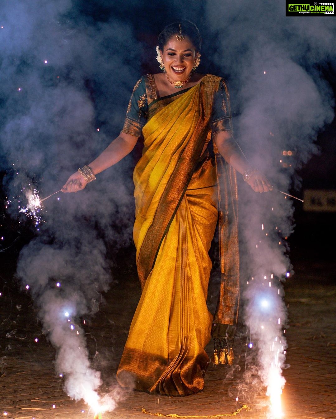 Amrutha Nair Instagram - ഈ ദീപാവലിക്ക് വീടുകളിൽ മാത്രമല്ല നമ്മുടെ മനസുകളിലും ദീപങ്ങൾ തെളിയട്ടെ! ഏവർക്കും ദീപാവലി ആശംസകൾ✨ 📸 @vipinjkumar @colorpadam_photography MUA @blushingtone_by_veenavineeth Saree @aathvyavastra Blouse @vybhadesignerstudio