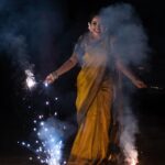 Amrutha Nair Instagram - ഈ ദീപാവലിക്ക് വീടുകളിൽ മാത്രമല്ല നമ്മുടെ മനസുകളിലും ദീപങ്ങൾ തെളിയട്ടെ! ഏവർക്കും ദീപാവലി ആശംസകൾ✨ 📸 @vipinjkumar @colorpadam_photography MUA @blushingtone_by_veenavineeth Saree @aathvyavastra Blouse @vybhadesignerstudio
