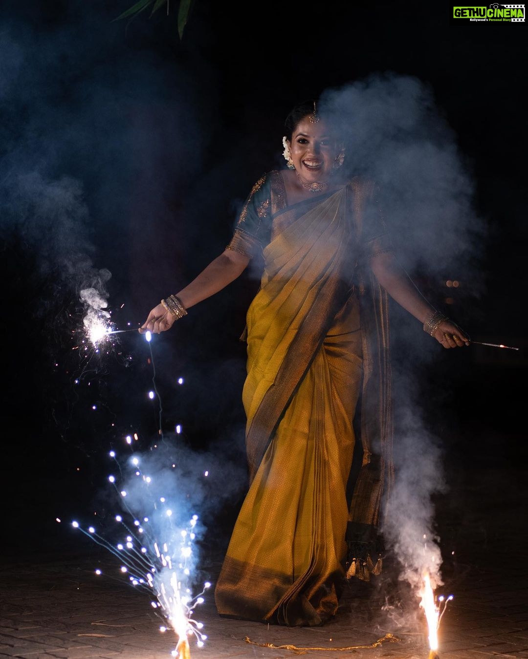 Amrutha Nair Instagram - ഈ ദീപാവലിക്ക് വീടുകളിൽ മാത്രമല്ല നമ്മുടെ മനസുകളിലും ദീപങ്ങൾ തെളിയട്ടെ! ഏവർക്കും ദീപാവലി ആശംസകൾ✨ 📸 @vipinjkumar @colorpadam_photography MUA @blushingtone_by_veenavineeth Saree @aathvyavastra Blouse @vybhadesignerstudio