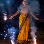 Amrutha Nair Instagram - ഈ ദീപാവലിക്ക് വീടുകളിൽ മാത്രമല്ല നമ്മുടെ മനസുകളിലും ദീപങ്ങൾ തെളിയട്ടെ! ഏവർക്കും ദീപാവലി ആശംസകൾ✨ 📸 @vipinjkumar @colorpadam_photography MUA @blushingtone_by_veenavineeth Saree @aathvyavastra Blouse @vybhadesignerstudio