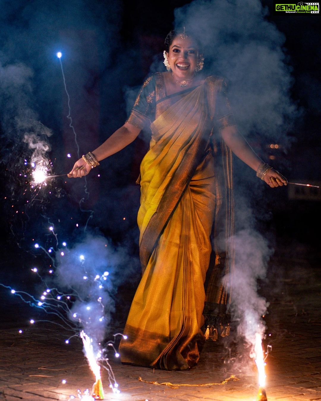 Amrutha Nair Instagram - ഈ ദീപാവലിക്ക് വീടുകളിൽ മാത്രമല്ല നമ്മുടെ മനസുകളിലും ദീപങ്ങൾ തെളിയട്ടെ! ഏവർക്കും ദീപാവലി ആശംസകൾ✨ 📸 @vipinjkumar @colorpadam_photography MUA @blushingtone_by_veenavineeth Saree @aathvyavastra Blouse @vybhadesignerstudio