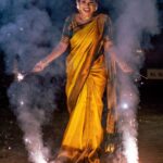 Amrutha Nair Instagram - ഈ ദീപാവലിക്ക് വീടുകളിൽ മാത്രമല്ല നമ്മുടെ മനസുകളിലും ദീപങ്ങൾ തെളിയട്ടെ! ഏവർക്കും ദീപാവലി ആശംസകൾ✨ 📸 @vipinjkumar @colorpadam_photography MUA @blushingtone_by_veenavineeth Saree @aathvyavastra Blouse @vybhadesignerstudio