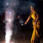 Amrutha Nair Instagram - ഈ ദീപാവലിക്ക് വീടുകളിൽ മാത്രമല്ല നമ്മുടെ മനസുകളിലും ദീപങ്ങൾ തെളിയട്ടെ! ഏവർക്കും ദീപാവലി ആശംസകൾ✨ 📸 @vipinjkumar @colorpadam_photography MUA @blushingtone_by_veenavineeth Saree @aathvyavastra Blouse @vybhadesignerstudio