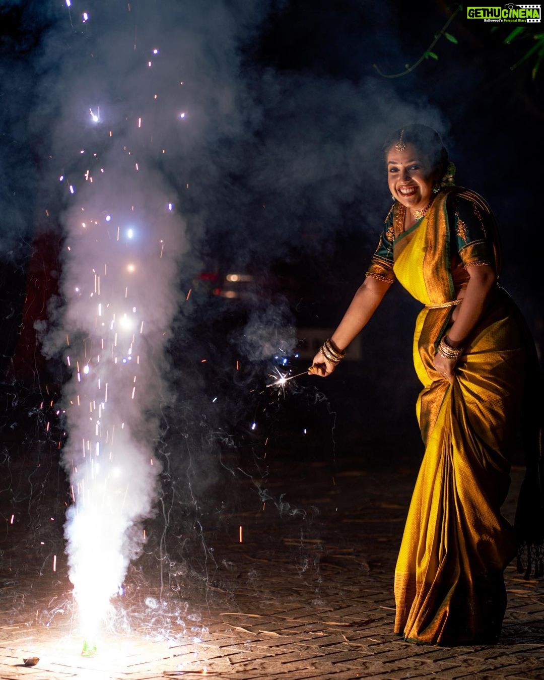 Amrutha Nair Instagram - ഈ ദീപാവലിക്ക് വീടുകളിൽ മാത്രമല്ല നമ്മുടെ മനസുകളിലും ദീപങ്ങൾ തെളിയട്ടെ! ഏവർക്കും ദീപാവലി ആശംസകൾ✨ 📸 @vipinjkumar @colorpadam_photography MUA @blushingtone_by_veenavineeth Saree @aathvyavastra Blouse @vybhadesignerstudio